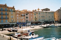 Foto vom alten Hafen von St. Tropez und der pittoresken H&auml;userfront